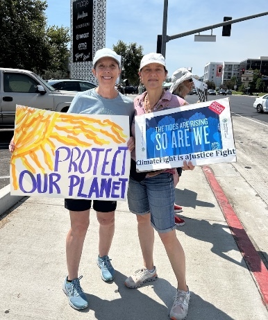 Kathy_and_Terry_protest_b55604ac